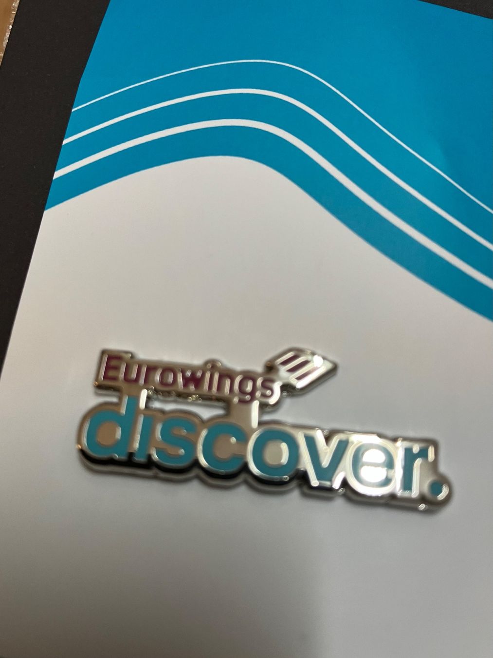 Plaketten & Abzeichen: EUROWINGS DISCOVER - PIN MIT 2 VERSCHLÜSSEN AUF FOLDER – Gebraucht aus Basel von lagavulin02 1