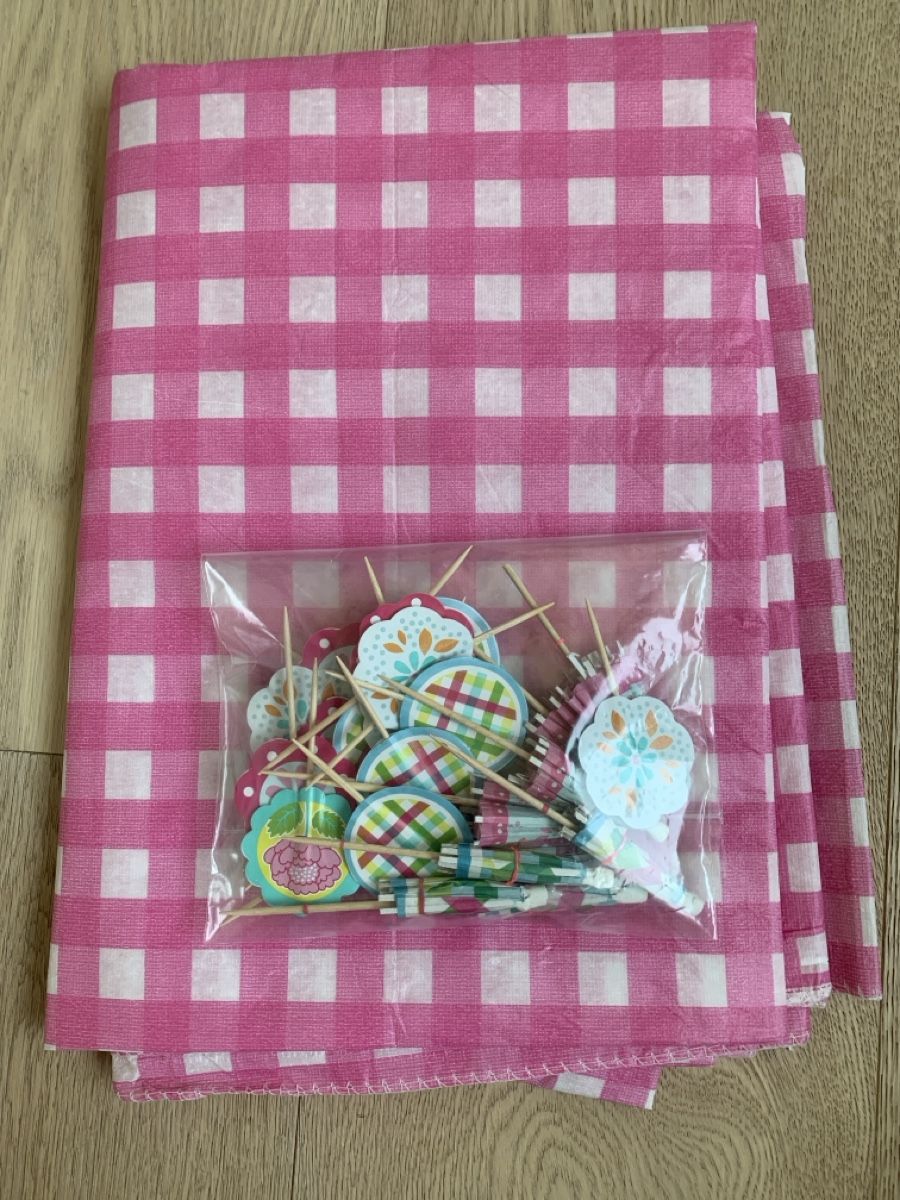 Tutte le decorazioni: Paper tablecloth + Decoration Set, Floral & Umbrella – Usato da Immensee venduto da Gitter 7