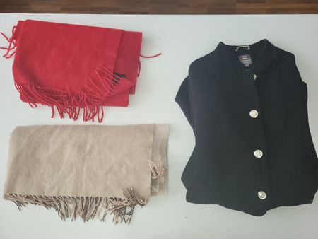 Poncho und 2 Schals in rot und beige