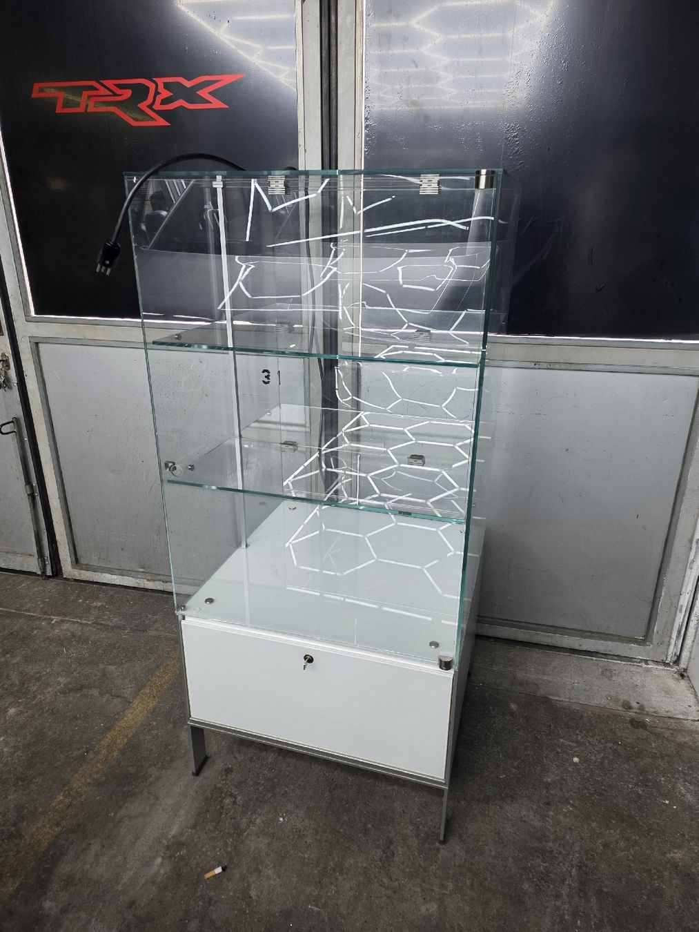 Vitrinen: Vitrine Serafini mit Beleuchtung – Gebraucht aus Büren SO von Stevie_auktionen
