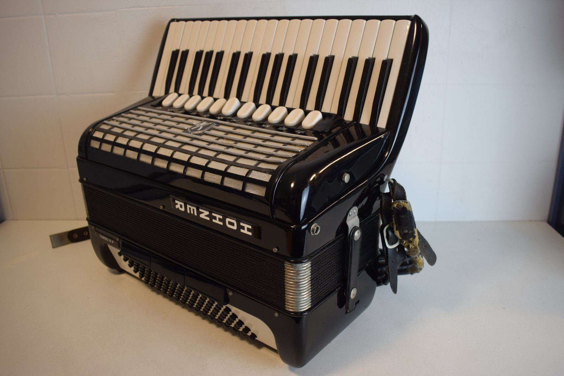 Hohner Strumenti musicali: Akkordeon chromatisch Hohner Tango IV P – Usato da Zürich venduto da baumusik 2