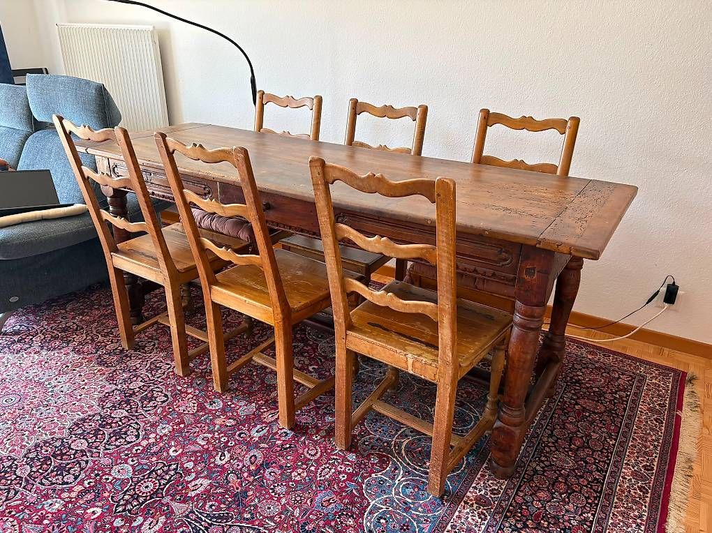 Tischset: Table de ferme en bois massif avec 6 chaises – Gebraucht aus Bulle von oga_r8mh 1