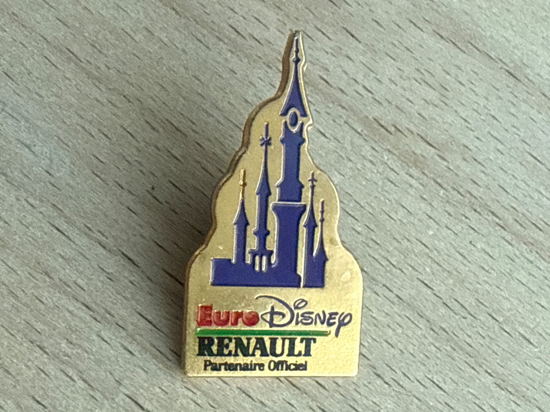 Placchette & Badge: Pin  Euro Disney Renault – Usato da Glattbrugg venduto da Schweigmatt