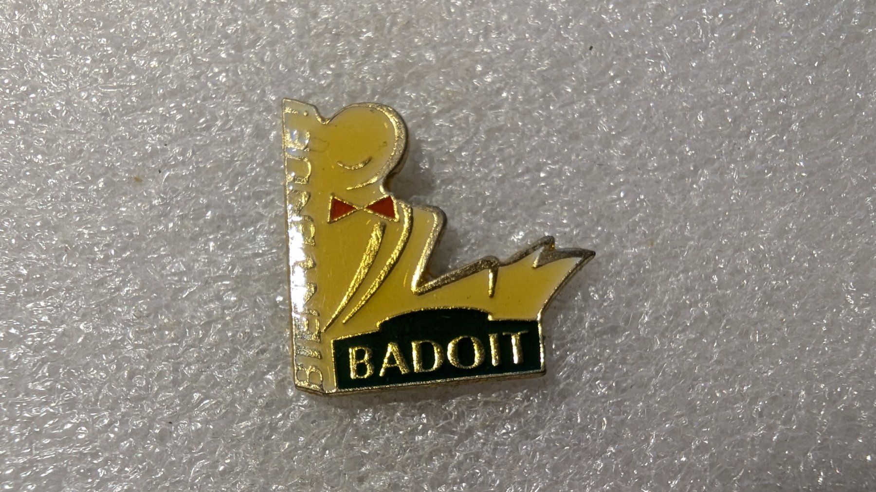 Plaketten & Abzeichen: Ansteckpin 206: Badoit – Gebraucht aus Oppligen von Pin-Fall-Shop