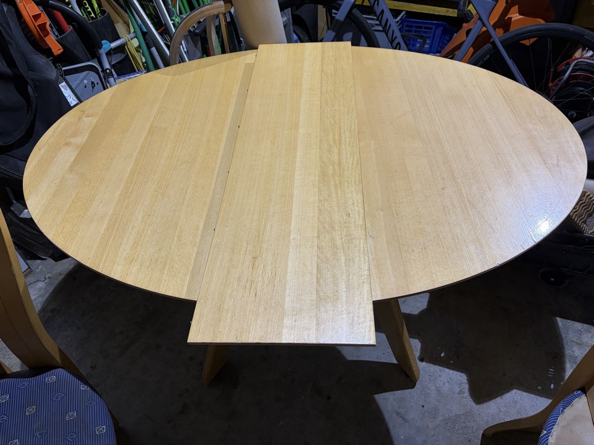 Tables: Massiveichholztisch und Stühle 6stk. – D'occasion à Steffisburg par Maetteler
