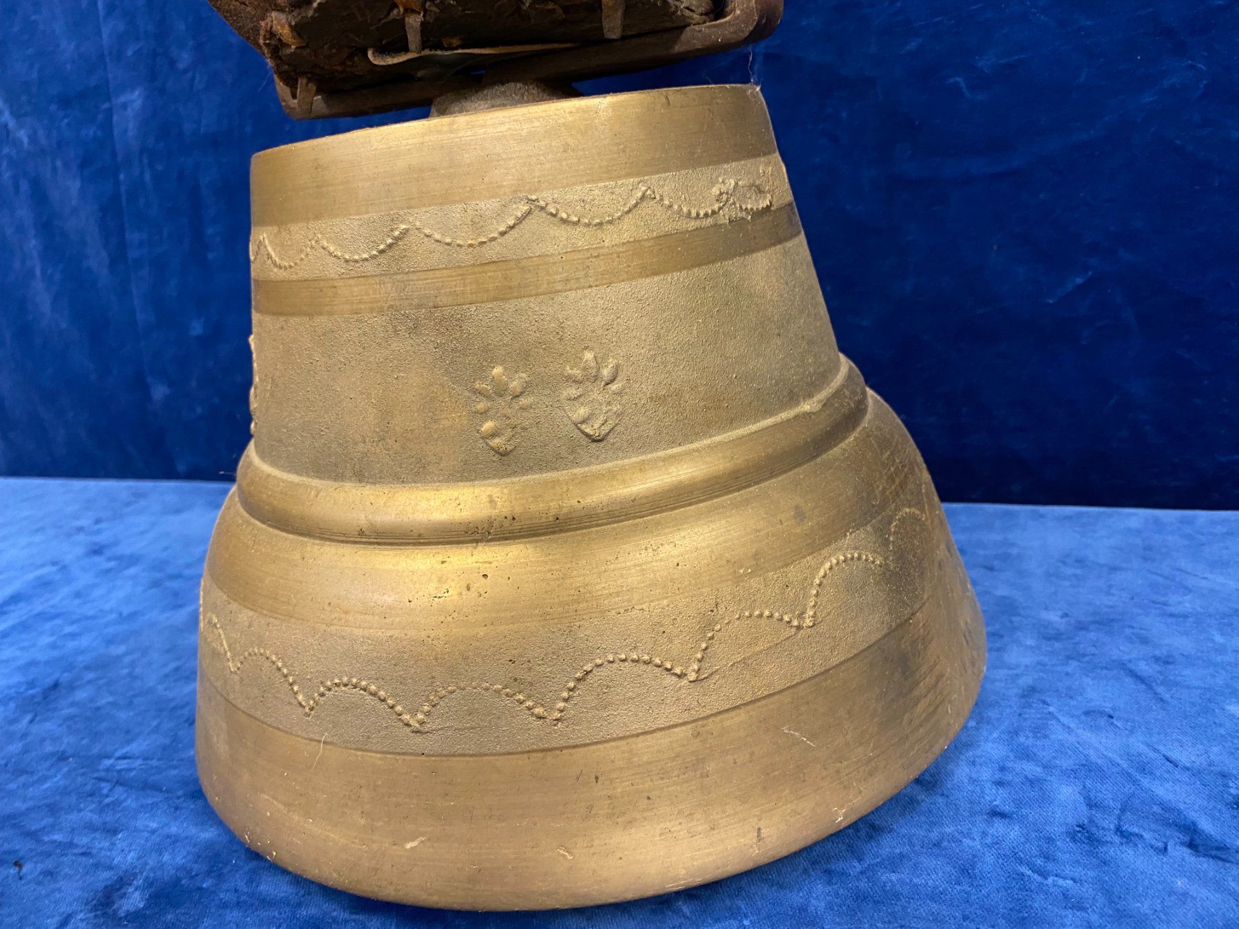 Campanacci mucche: Antike wunderschöner Grosser Schweizer Glocke mit Lederband – Usato da Steinhausen venduto da Super05 9
