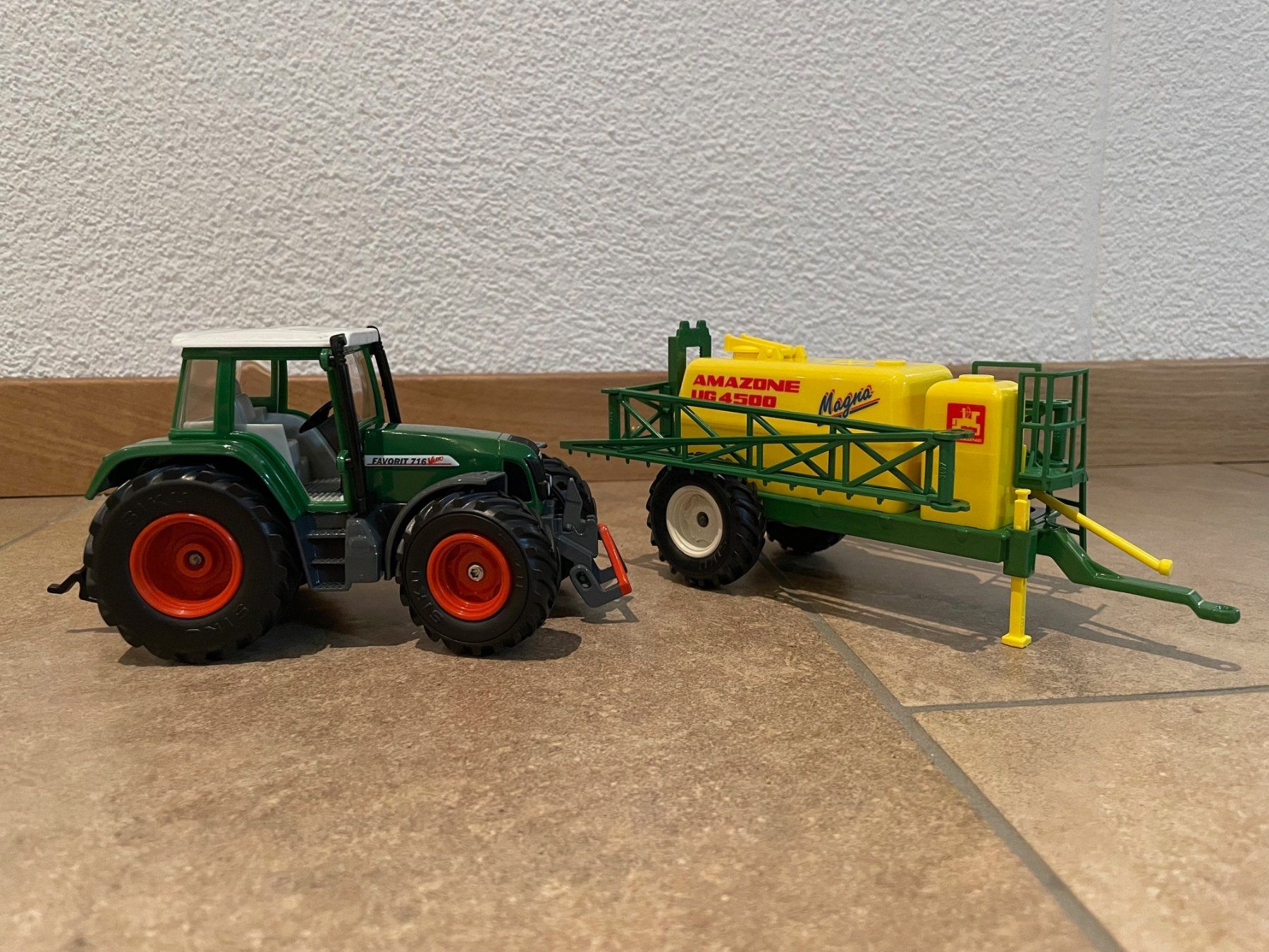 Fendt Traktoren: SIKU Fendt 716 mit Feldspritze – Neu und originalverpackt aus Kreuzlingen von Stefan1150 2