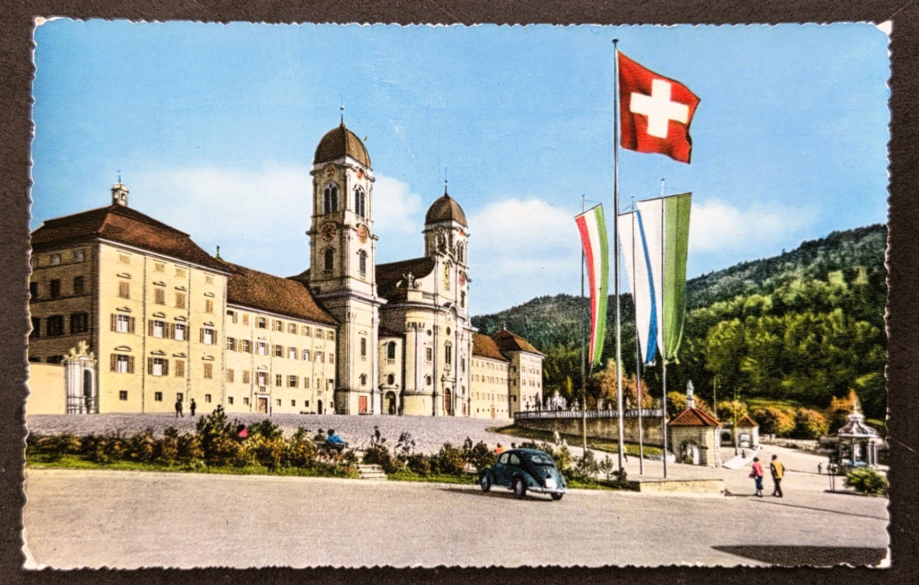 Cartoline postali: VW Auto vor Kloster Einsiedeln Volkswagen – Usato da Tavannes venduto da Cire