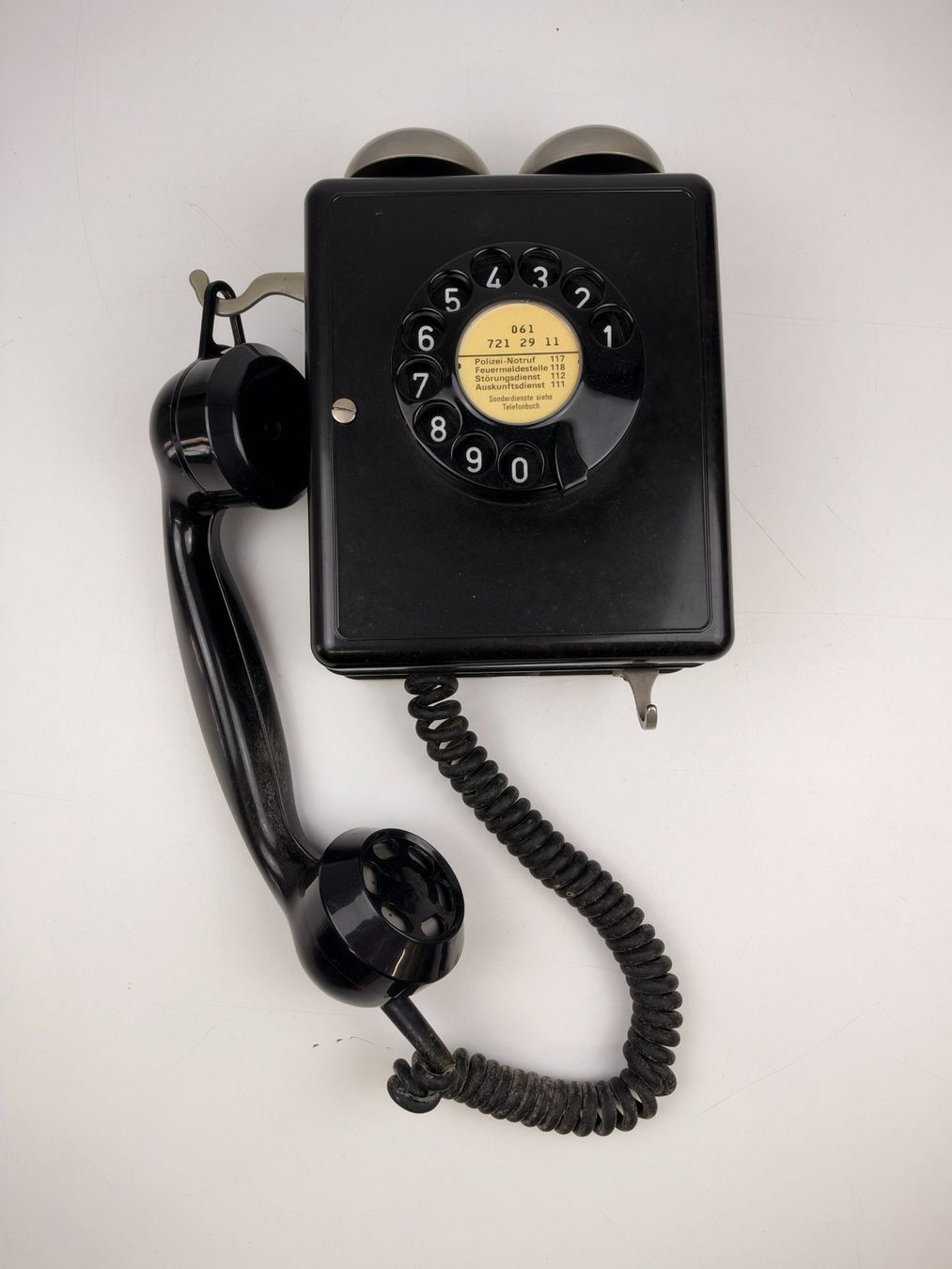Téléphones: Altes Wandtelefon mit Wählscheibe – D'occasion à Basel par IRMAundFRED