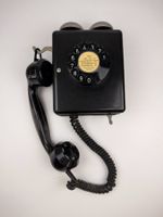Altes Wandtelefon mit Wählscheibe