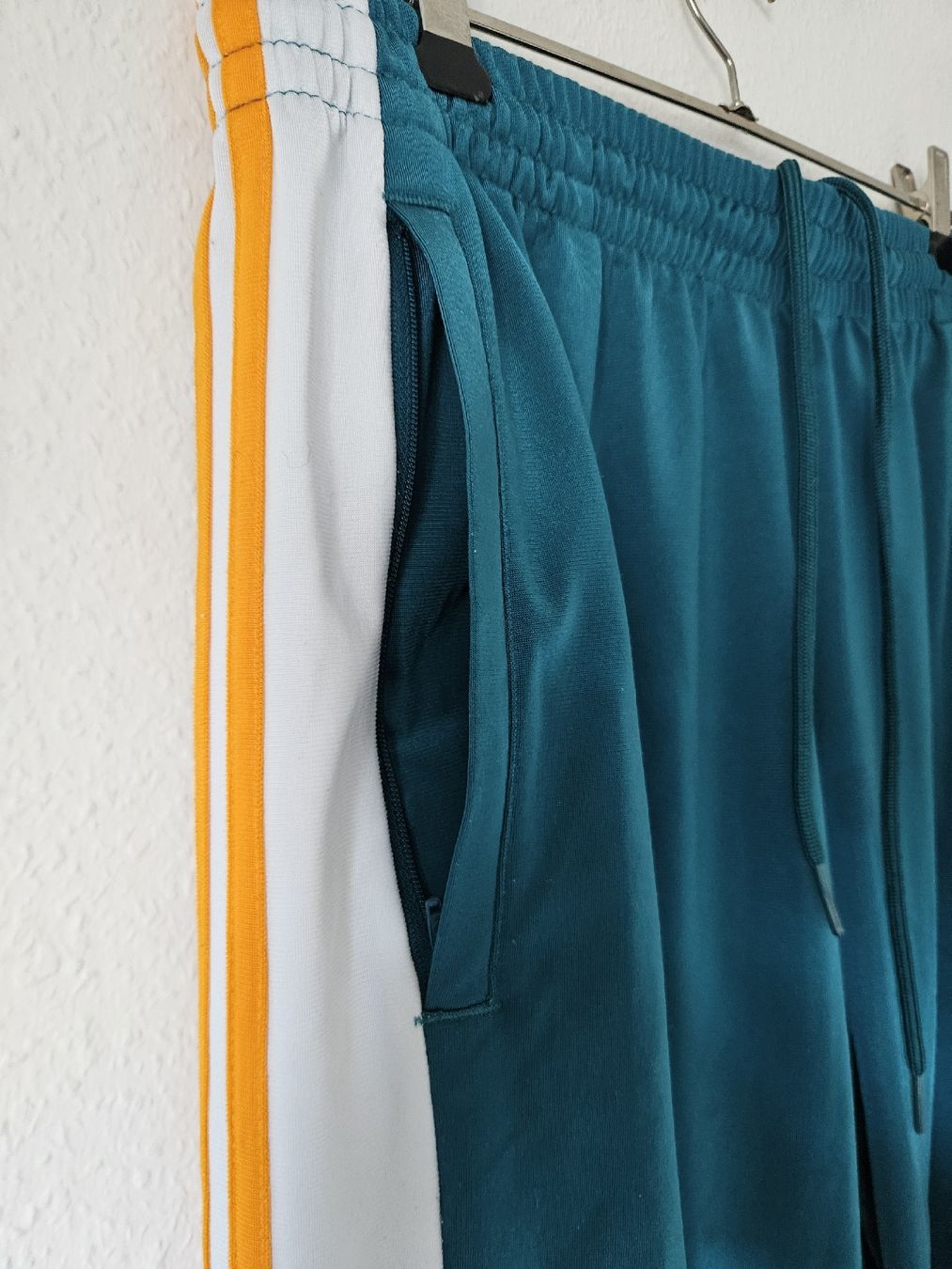 Adidas Hosen: Vintage Addidas Trainerhose – Gebraucht aus Basel von lic_q9m2 3