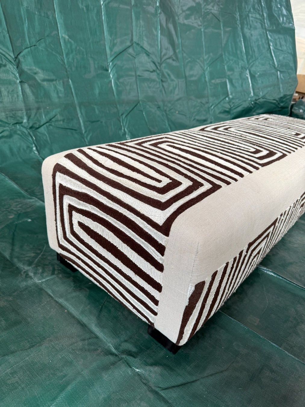 Panchine: Gepolsterte Sitzbank mit geometrischem Muster – Usato da Hünenberg venduto da moanab. 2