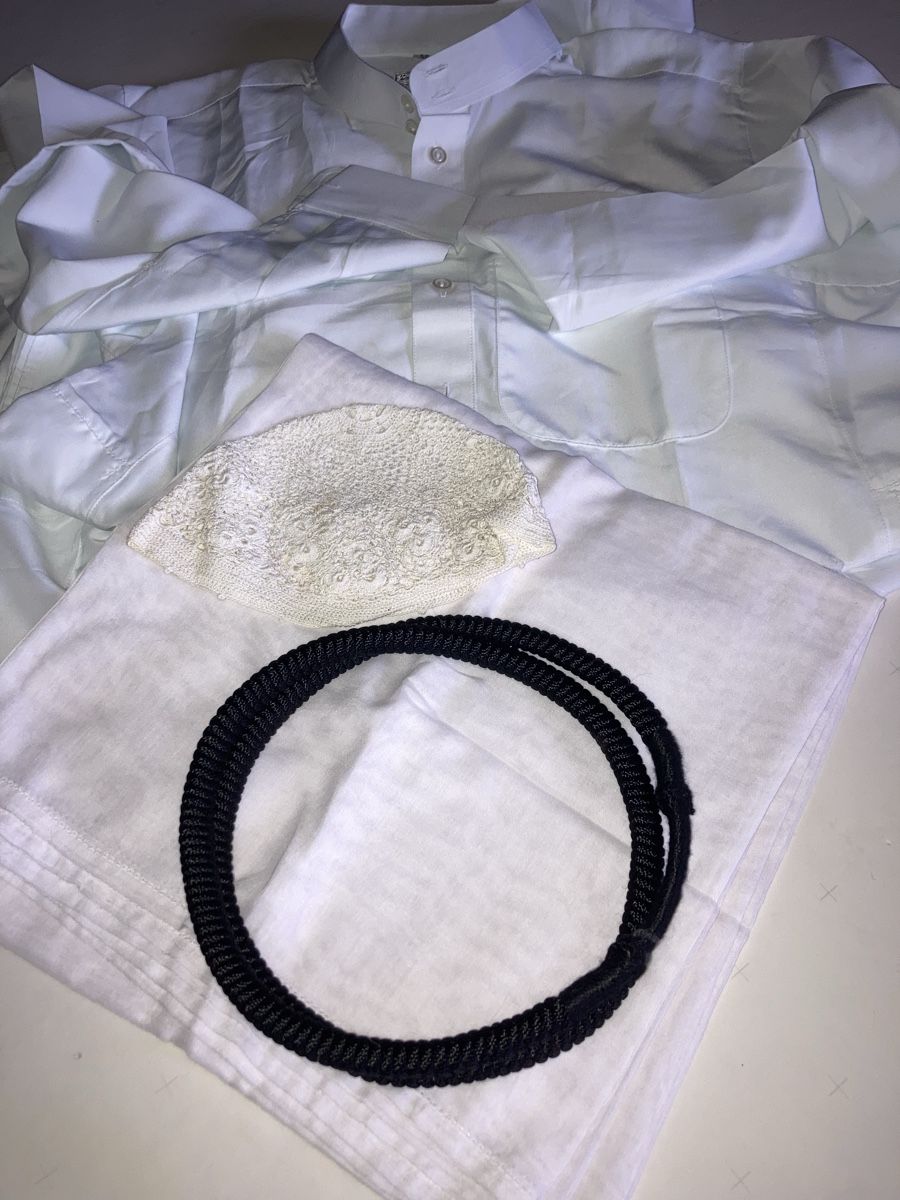Lotti di vestiti: Traditionelle Männerkleidung der Emirate – Usato da Basel venduto da Imack 1