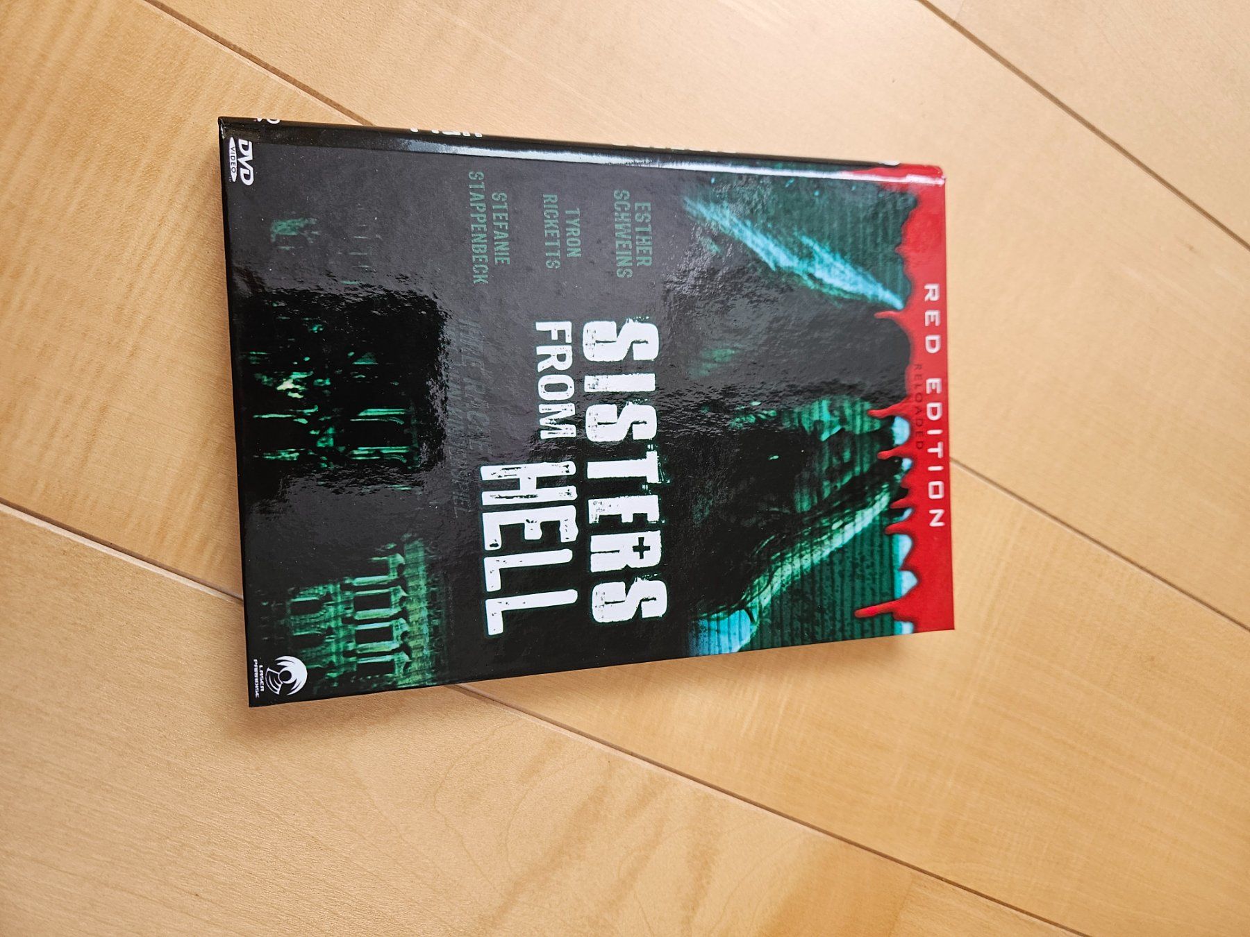Tous les DVDs: Sisters from Hell  - Kleine Hartbox - Red Edition – D'occasion à Wildberg par Reunionevents