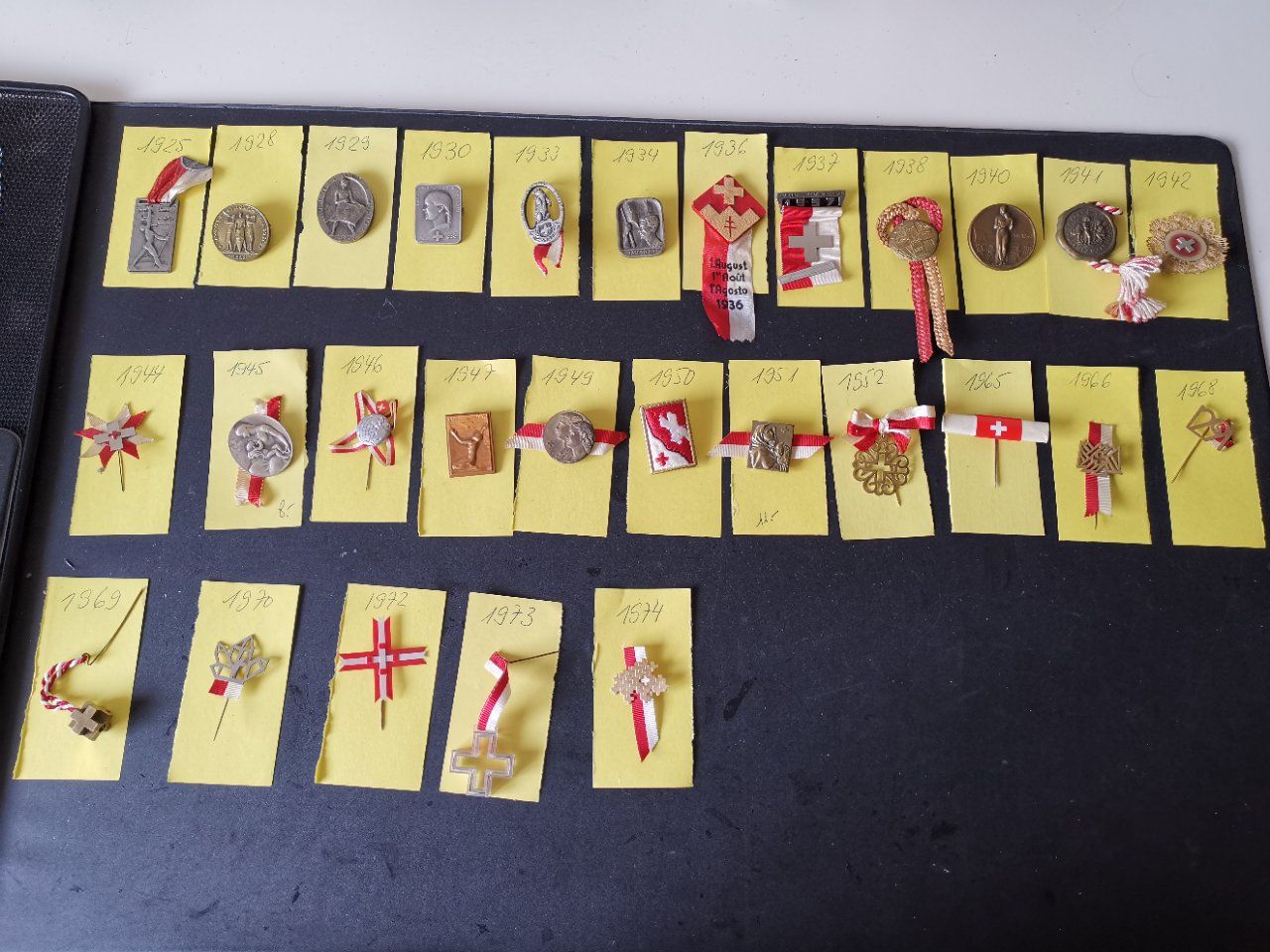 Medaglie: Lot de 28 médailles du 1er août – Usato da Hermance venduto da Jofranc