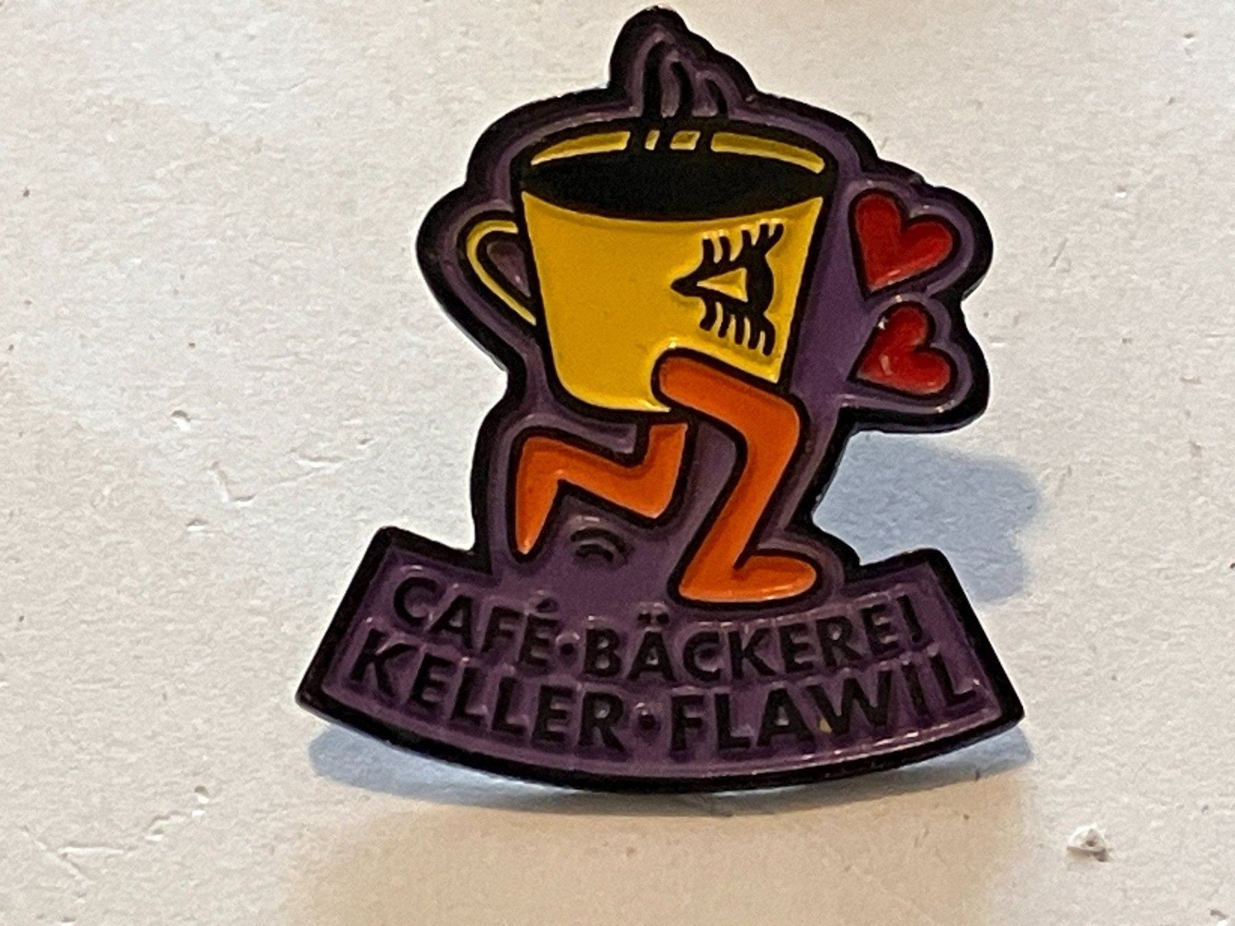 Placchette & Badge: 1 Pin Cafe Bäckerei Keller Flawil – Usato da Basel venduto da djwwpp