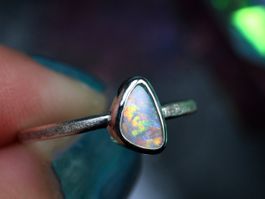 FLORES AMORIS Silberring mit bezauberndem Opal · EU 52 - 53