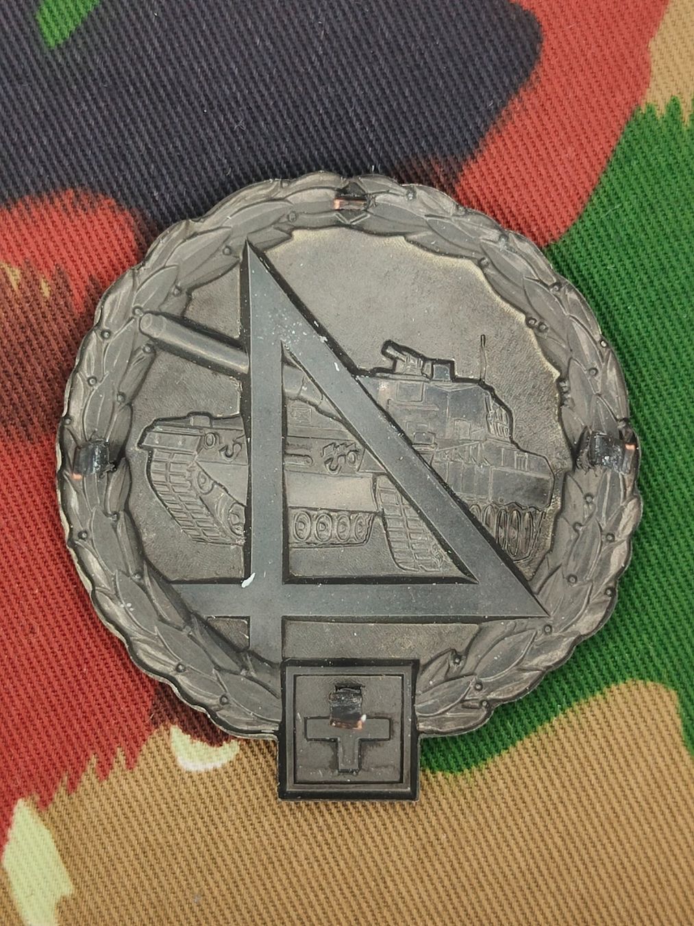 Schweizer Armee Placchette & Badge: Béretemblem Panzerbrigade 4 Variante 2, neu – Nuovo (secondo la descrizione) da Bauma venduto da SwissMilitaria 1