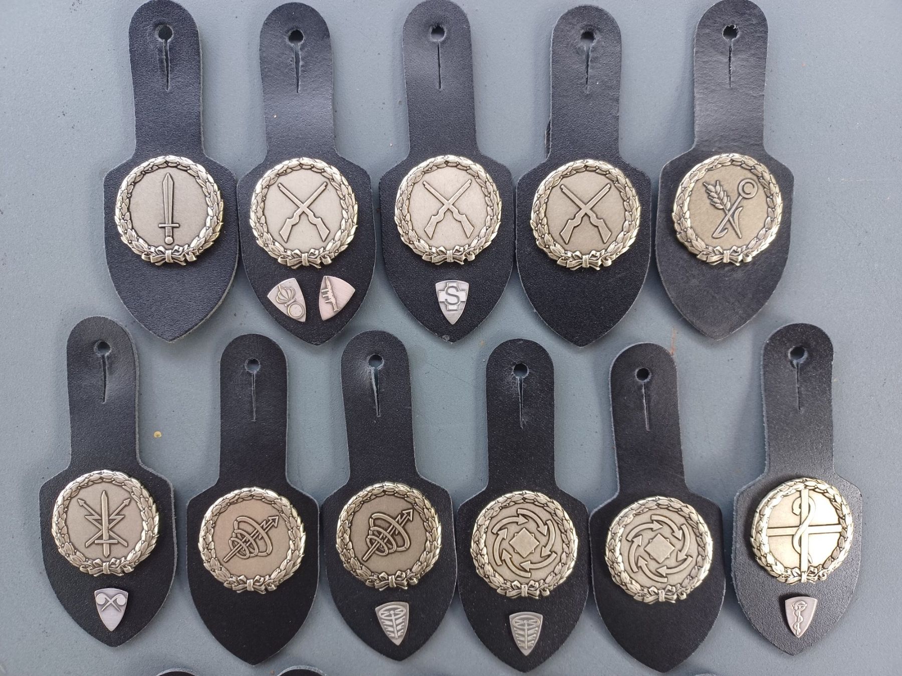 Schweizer Armee Uniformen: 16 alte Brusttaschenanhänger – Gebraucht aus Horw von Mikesch108 1