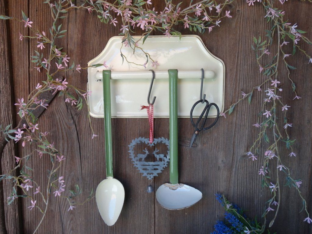 Toutes les décorations: antikes Emaille Hänge-Board Wand Email mit 2 Kellen in grün – D'occasion à Grossaffoltern par amo64 2