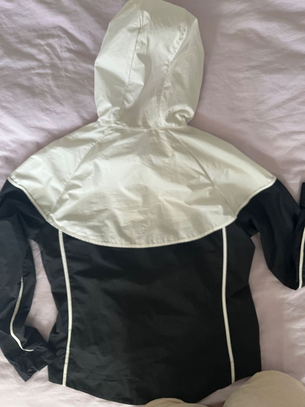 Nike Giacche: Veste coupe-vent Nike noir et blanc – Usato da Court venduto da Style_ambre 3