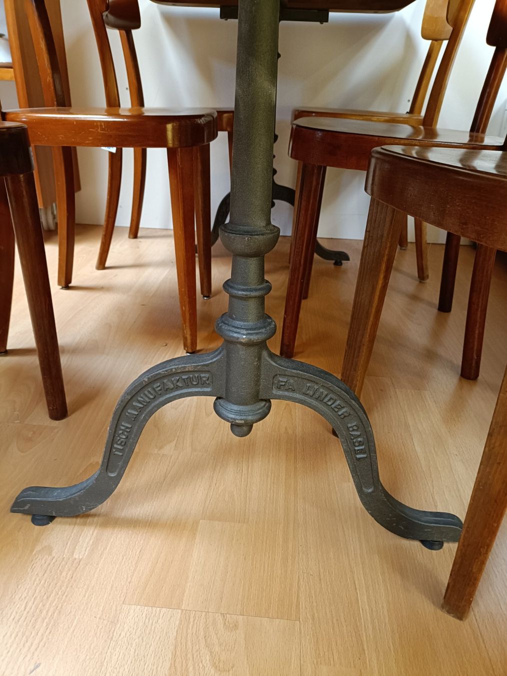 Tavoli: Holztisch mit Gussfüssen – Nuovo (secondo la descrizione) da Köniz venduto da Brockenreich 3