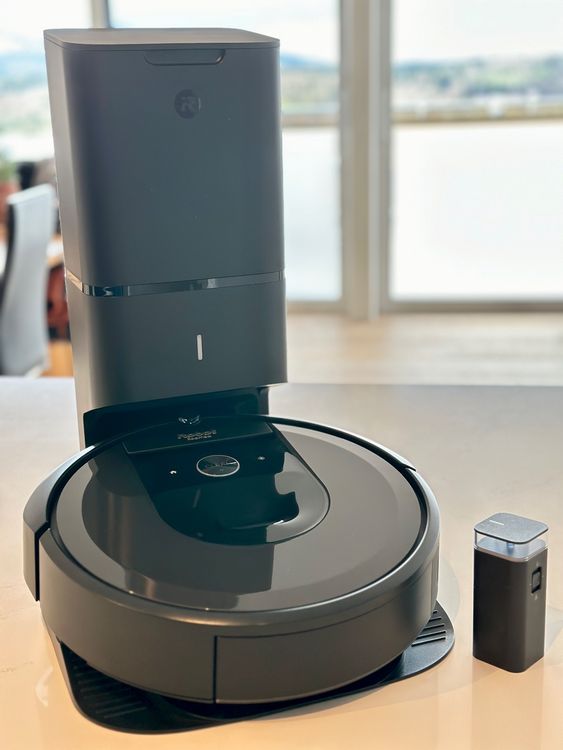 IROBOT Roomba i7+ avec station charge et récupération Kaufen auf Ricardo