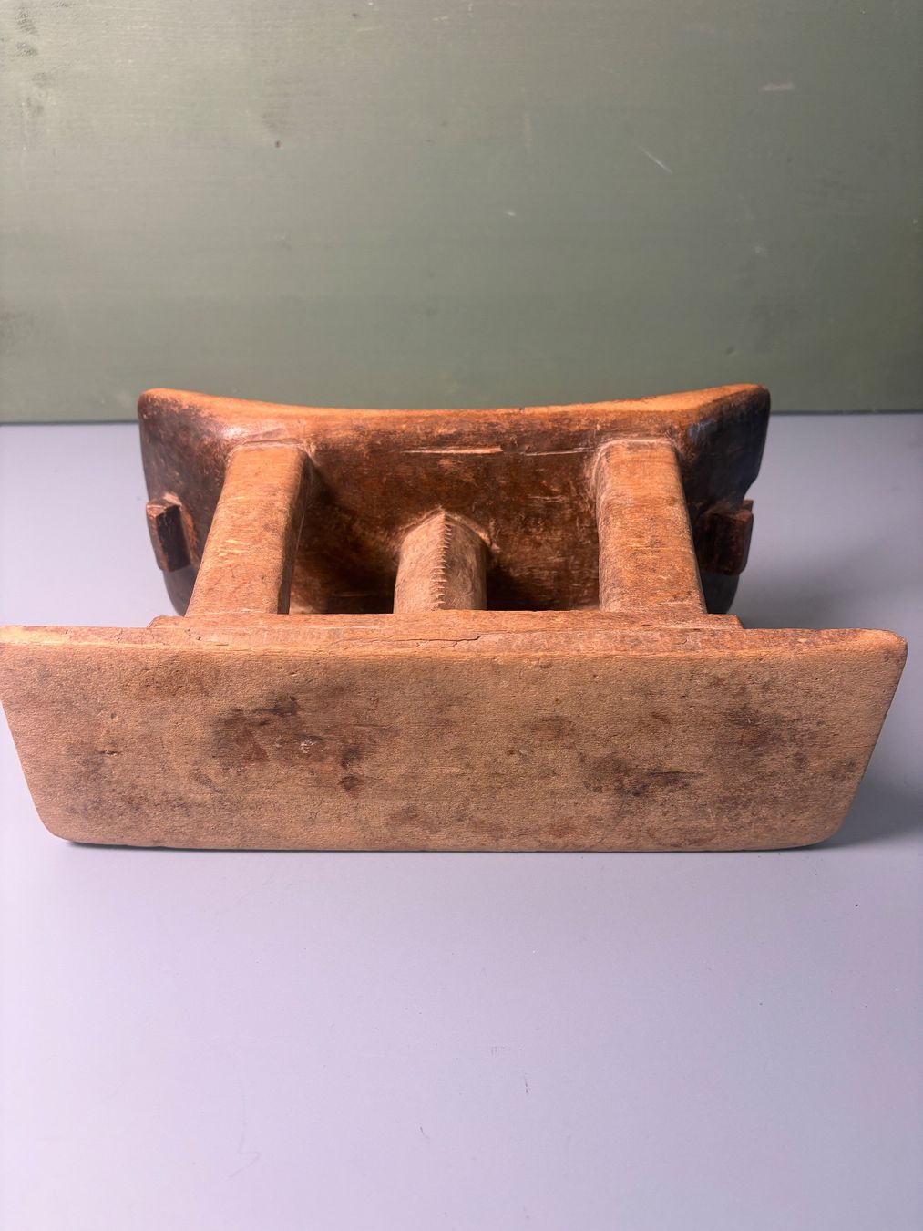 Sculture & Statue: Afrikanische Holzfigur mit geschnitztem Hocker – Usato da Otelfingen venduto da Yossi-68 9