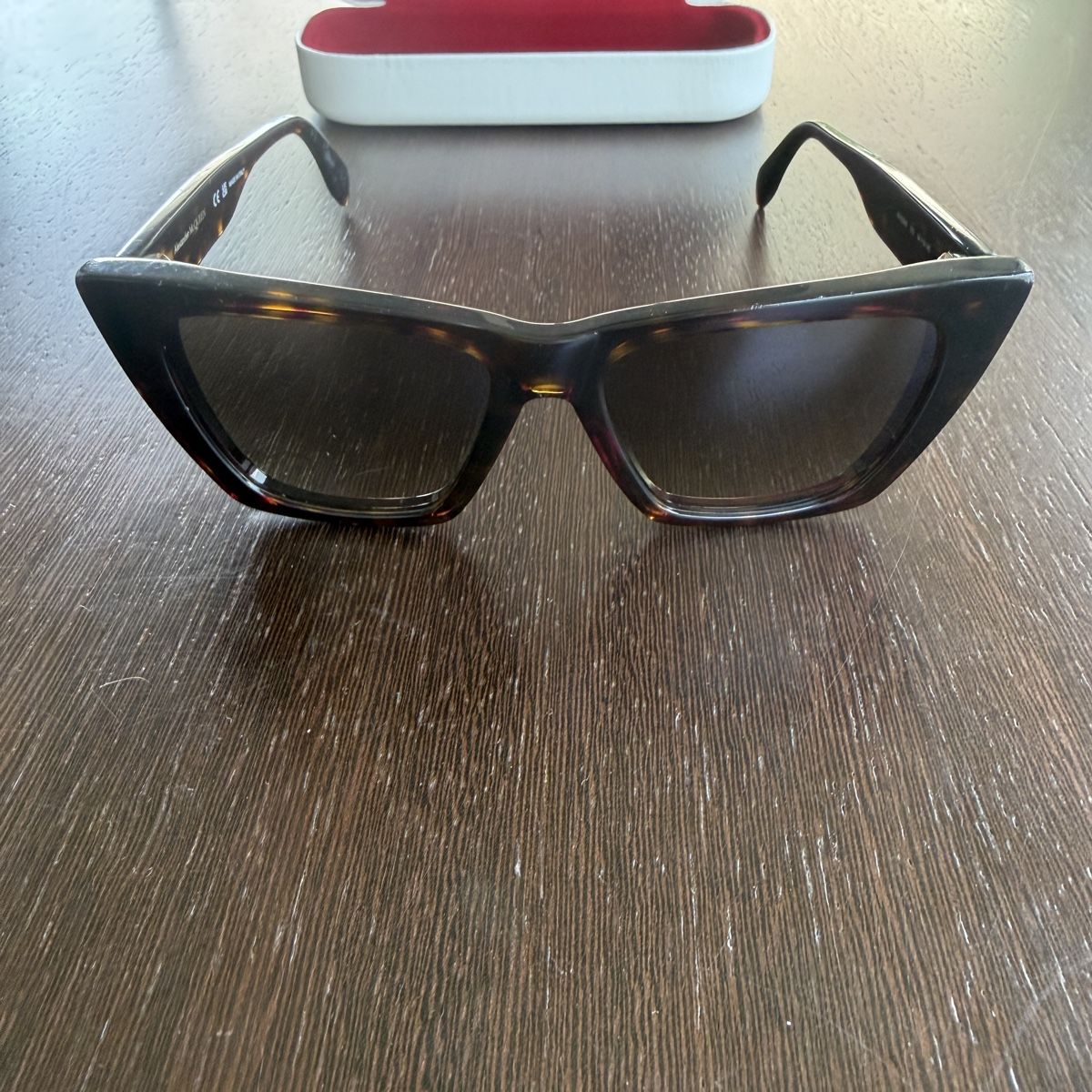 Alexander Mcqueen Brillen & Gläser: Alexander McQueen Sonnenbrille – Gebraucht aus Uetikon am see von seller.2020 2