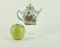 KLEINES TEEKÄNCHEN, FAMILLE ROSE, CHINA, 19. JAHRH.