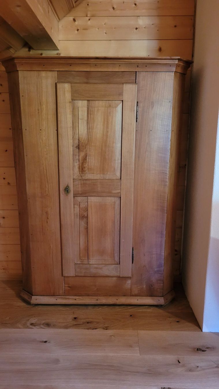Armadi: Antiker Holzschrank Kirsche – Usato da St. Gallen venduto da barneys 1