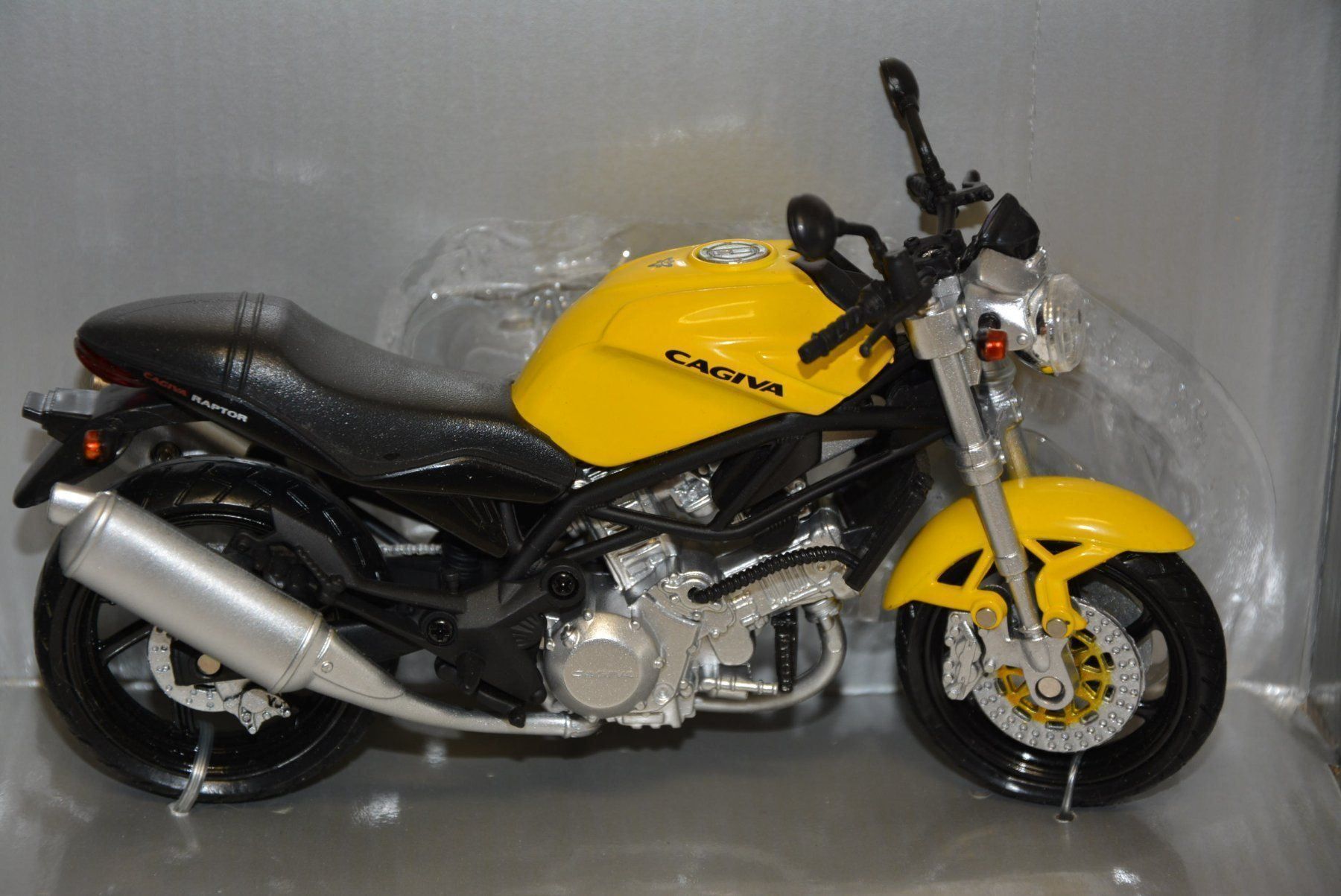 Kit di modellismo & Modellini statici: Gaciva Raptor 1000 , New Ray , 1:12 – Nuovo e nell'imballaggio originale da Goldach venduto da Feivel9 2