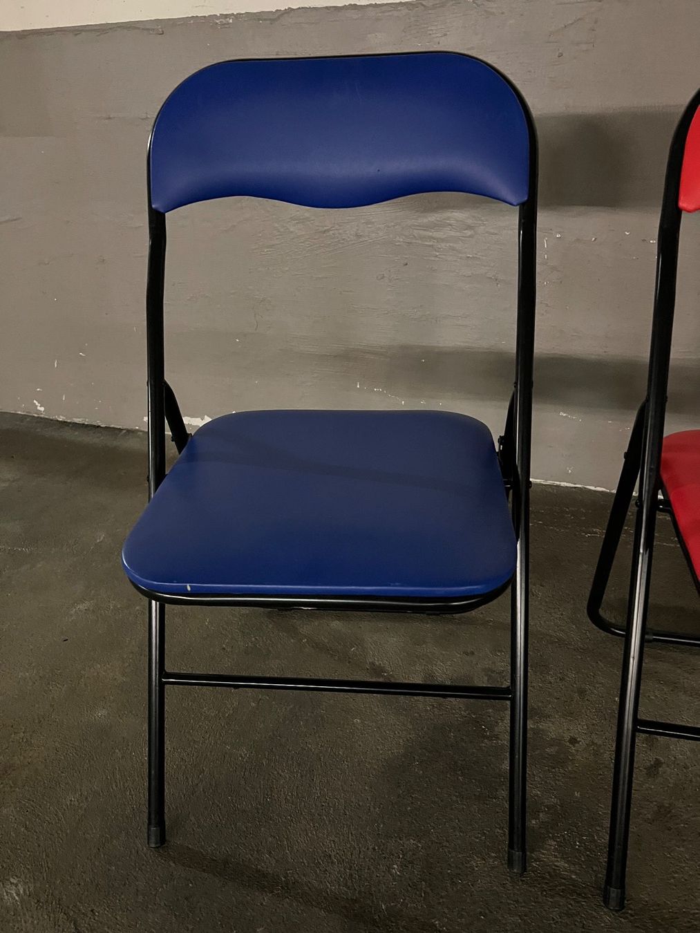 Chaises: Klappstühle (2xblau,1xrot) – D'occasion à Davos Platz par chrige44 2
