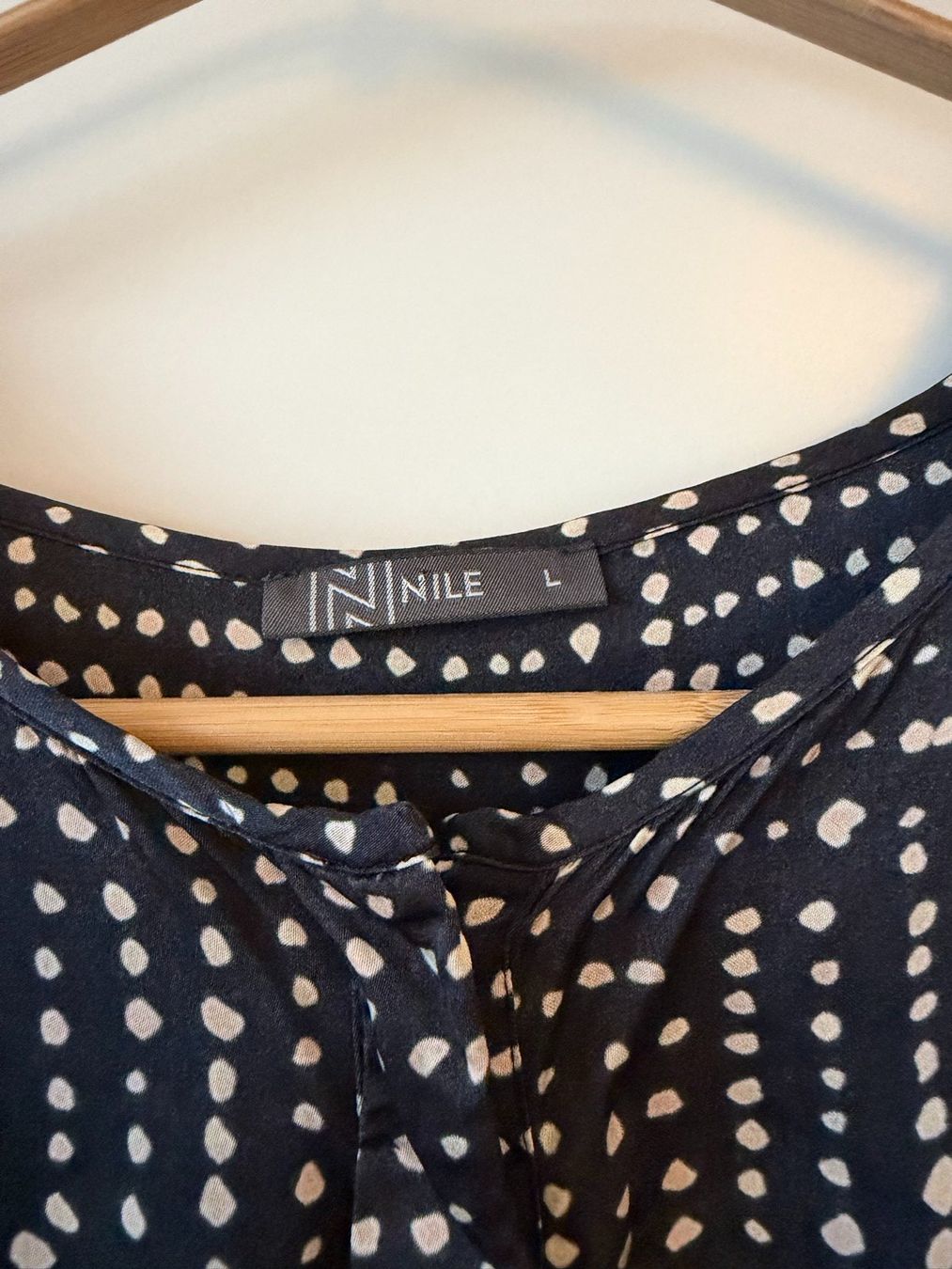 Nile Blusen: NILE Bluse schwarz gemustert, Gr. L – Gebraucht aus Neukirch an der Thur von foundby. 2