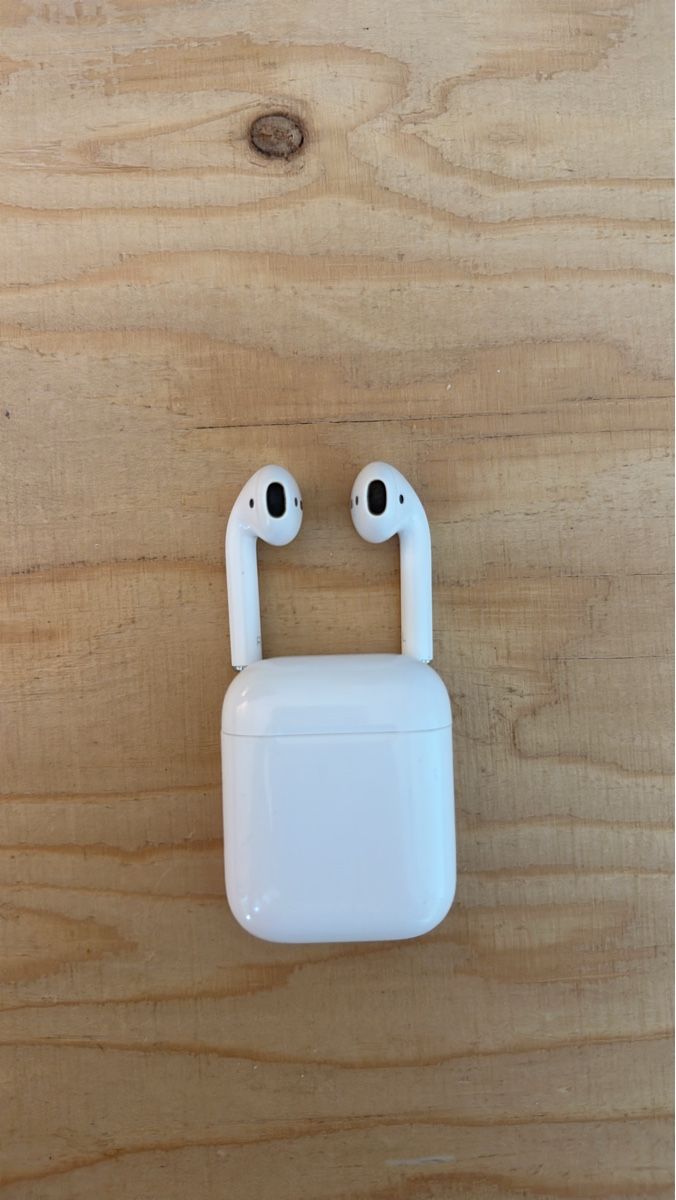 Apple Cuffie: Apple AirPods wireless earbuds with charging case – Usato da Adliswil venduto da kaischmid