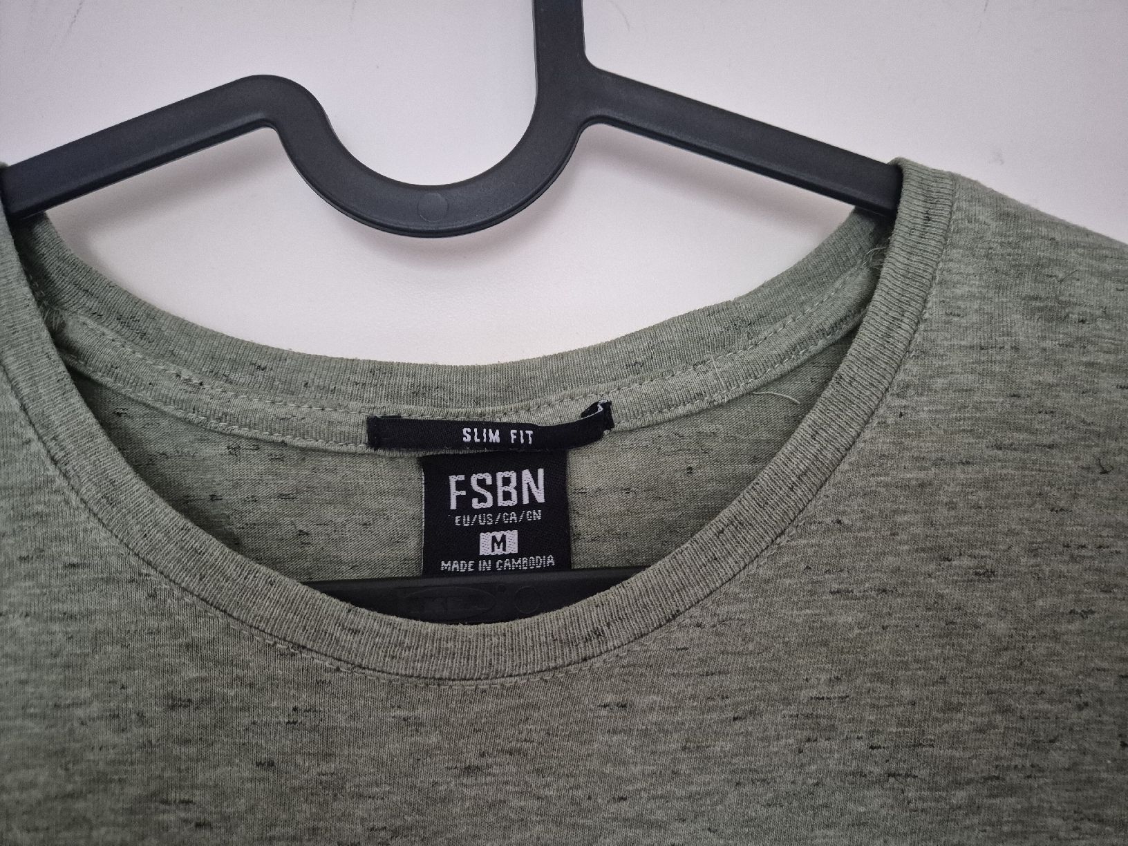 T-shirt: T-Shirt Slim Fit – Usato da Aesch BL venduto da sar_j59l 1