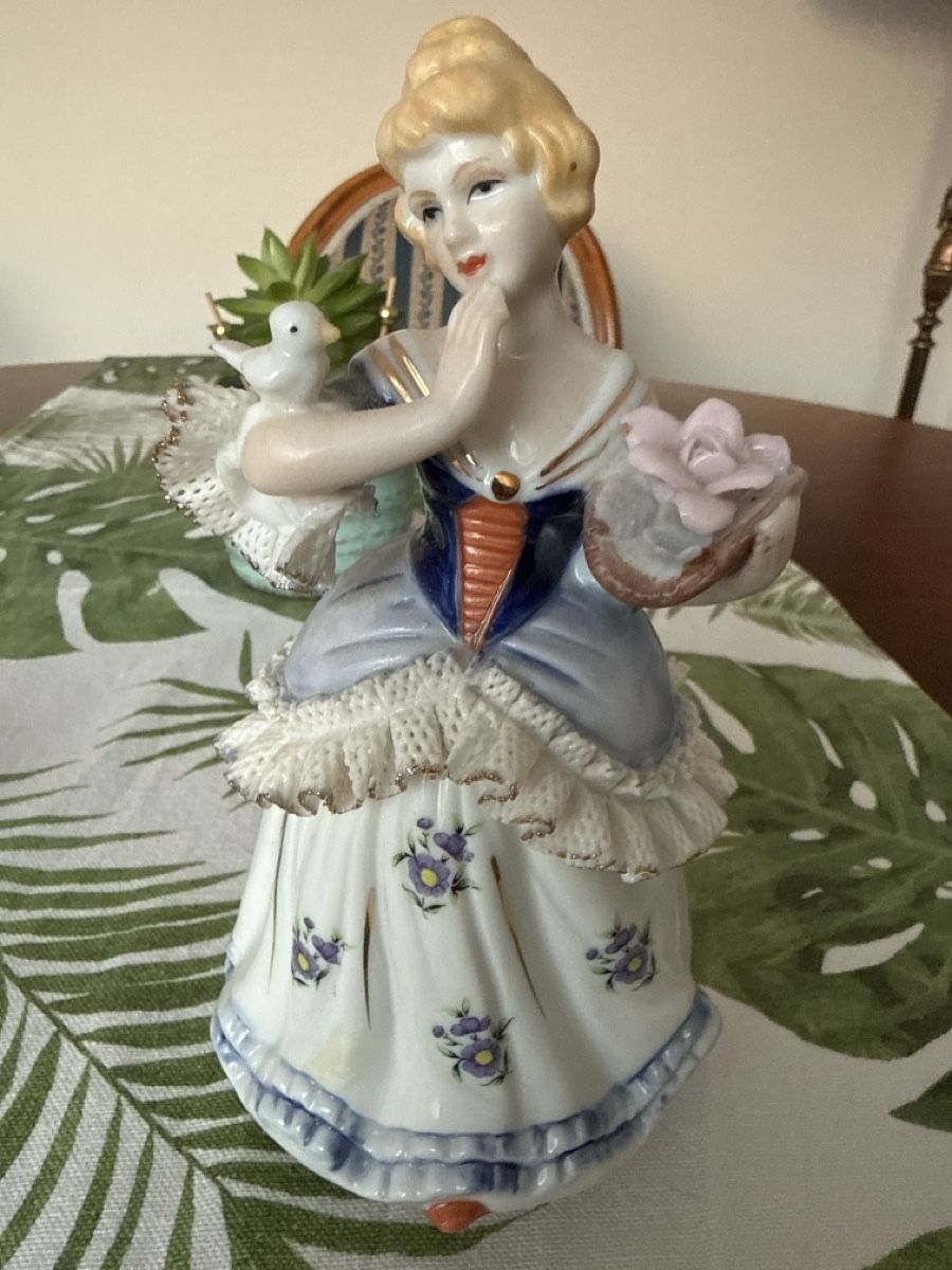 Porzellan Figur Dame mit Vogel und Blumenkorb antik (Gebraucht) in Oberengstringen für CHF 40 – mit Lieferung auf Ricardo kaufen