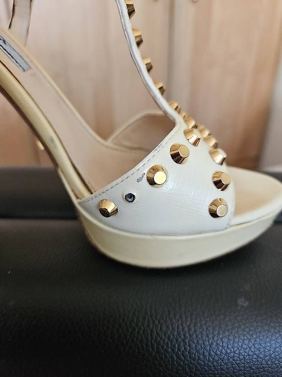 Scarpe da donna: Prada blanches cloutées dorées 140 taille 36 – Usato da Bernex venduto da Steph730 4