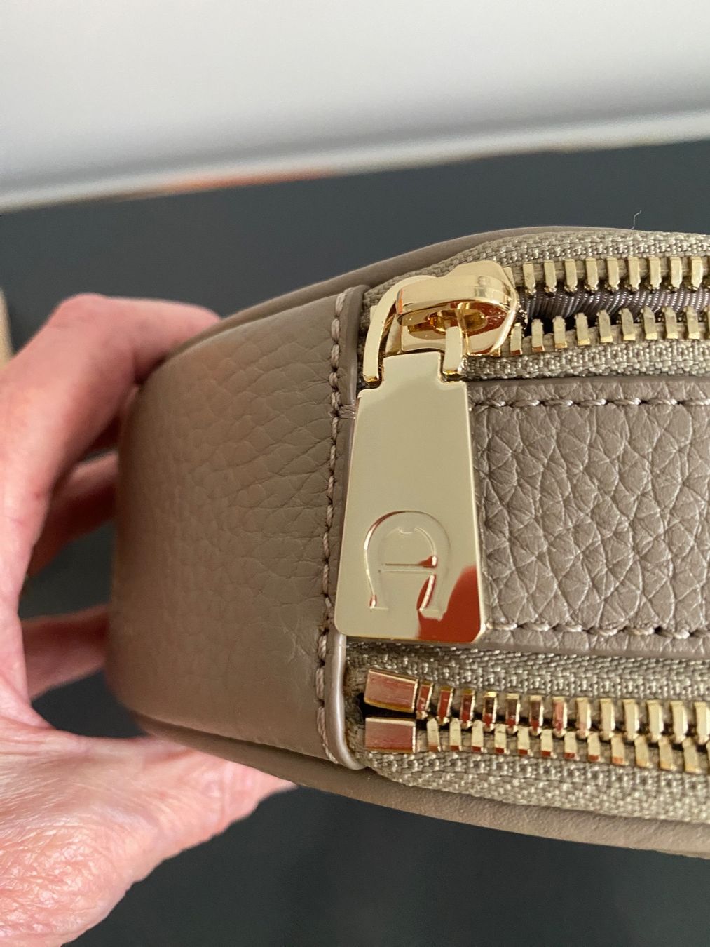 Aigner Taschen für Damen: Aigner Bauchtasche beige/ètoupe. NEU – Neu (gemäss Beschreibung) aus Zug von Pereromi 4