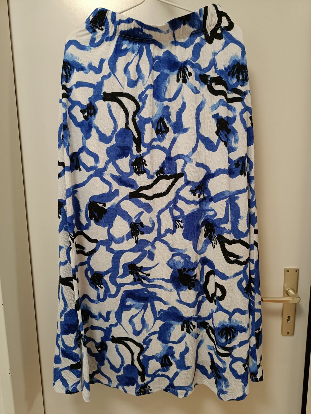 Only Röcke: Only Maxirock Gr. M Blau-Weiss Blumenmuster – Gebraucht aus Zürich von Atelier.Second 1