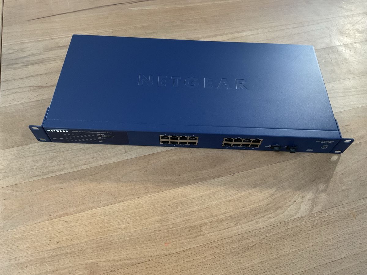 Netgear Hub & Switch: Netgear ProSafe Gigabit Smart Switch Gs 716T v3 – Usato da niederlenz venduto da azl_vb9m
