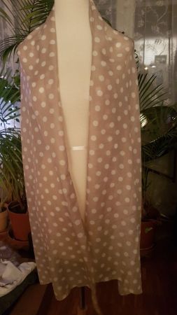 Leichtes beiges Longfoulard mit weissen Punkten