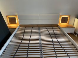 Beleuchtetes Doppelbett (209 × 305,6 cm) ohne Matratze