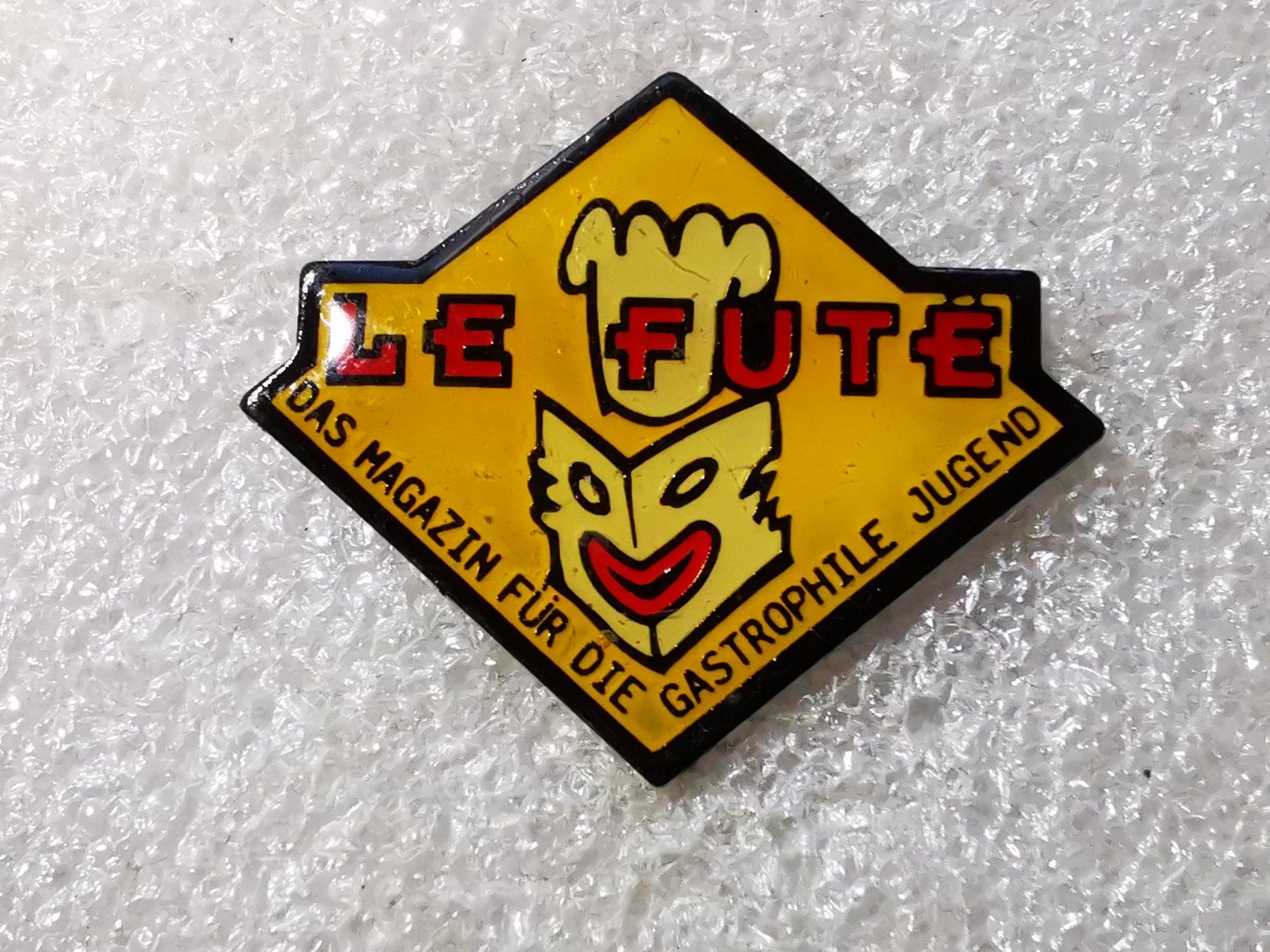 Placchette & Badge: Ansteckpin 61: Le Fute – Usato da Oppligen venduto da Pin-Fall-Shop