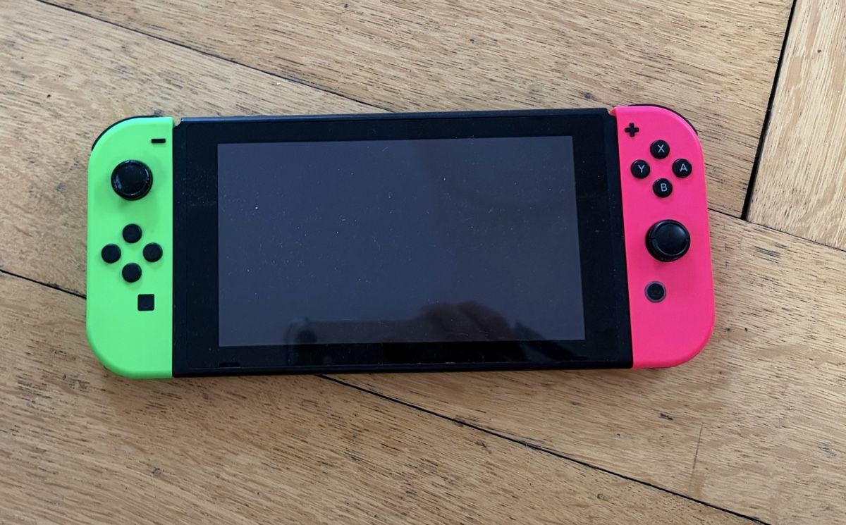 Nintendo Konsolen: Nintendo Switch Konsole mit Spielen und Zubehör – Gebraucht aus Muttenz von cho_xj52 1