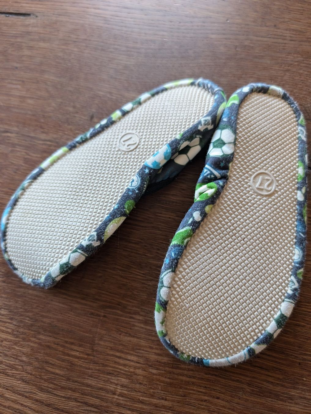 Scarpe per ragazzi: Fussball Hausschuhe/Turnschläppchen Gr. 27 – Usato da Bern venduto da Zorro333 1