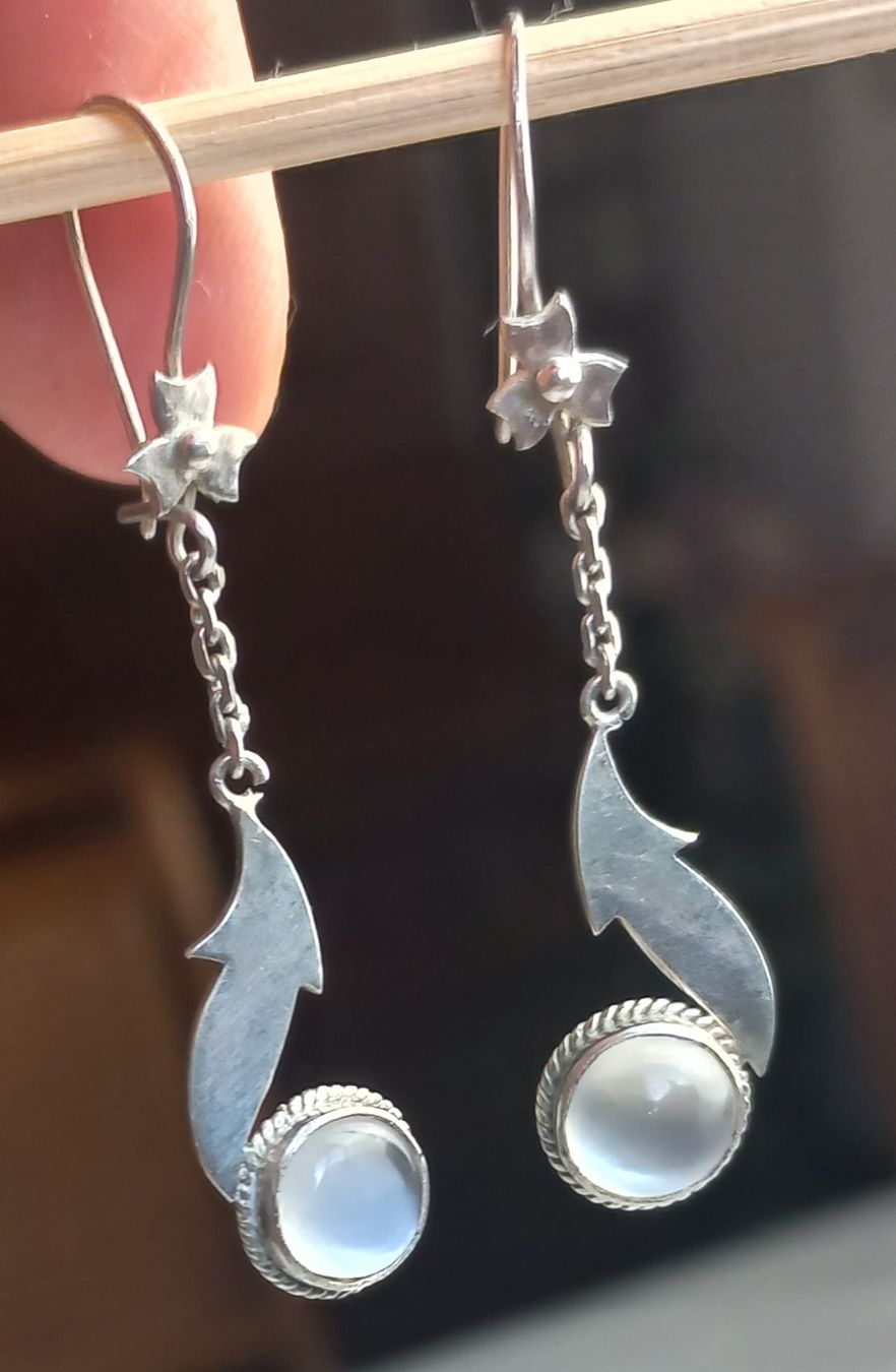 Boucles d'oreille: Silber Ohrhänger mit Mondstein neuwertig.  – D'occasion à Buchs AG par Dzirul