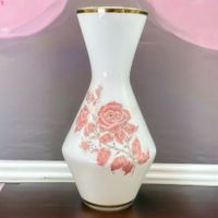 Superbe vase en opaline blanche peinte à la main motif roses