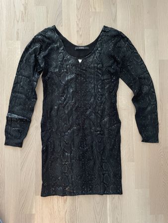 Elegantes Guess Kleid mit Schlangenmuster, Grösse M