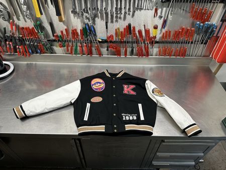Karl Kani College Jacke L schwarz/weiss mit Patches 